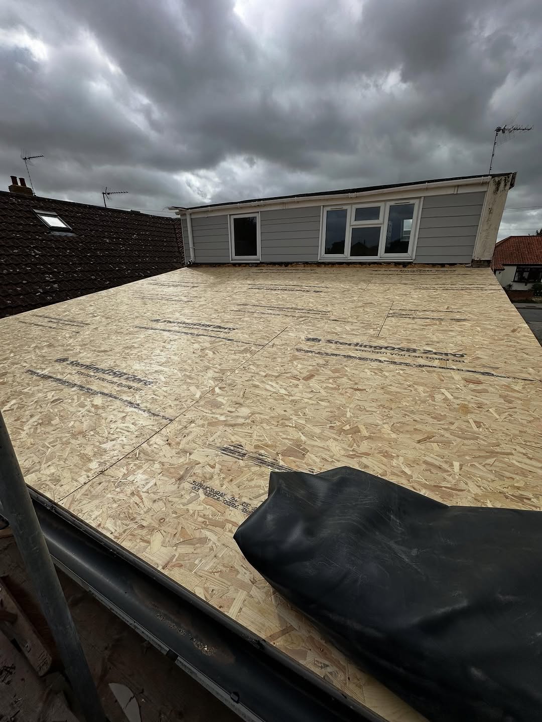 A tiled roof on at 6 degree pitch… seriously 🤷‍♂️

Stripped, boarded and flat roofed… how it should of been done in the first place 🔥