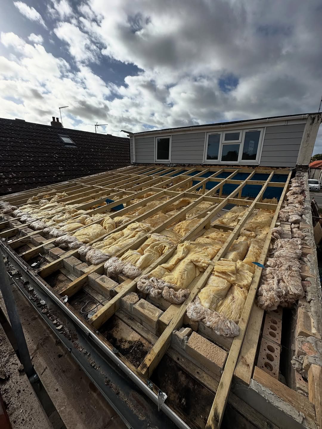 A tiled roof on at 6 degree pitch… seriously 🤷‍♂️

Stripped, boarded and flat roofed… how it should of been done in the first place 🔥