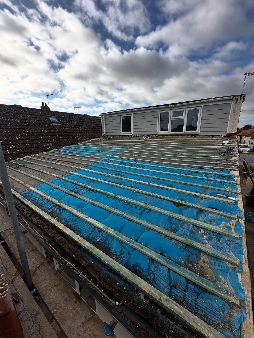 A tiled roof on at 6 degree pitch… seriously 🤷‍♂️

Stripped, boarded and flat roofed… how it should of been done in the first place 🔥