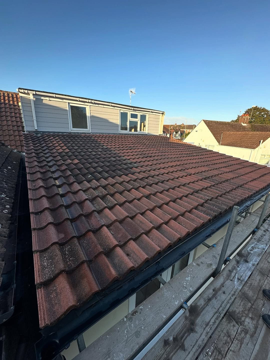 A tiled roof on at 6 degree pitch… seriously 🤷‍♂️

Stripped, boarded and flat roofed… how it should of been done in the first place 🔥