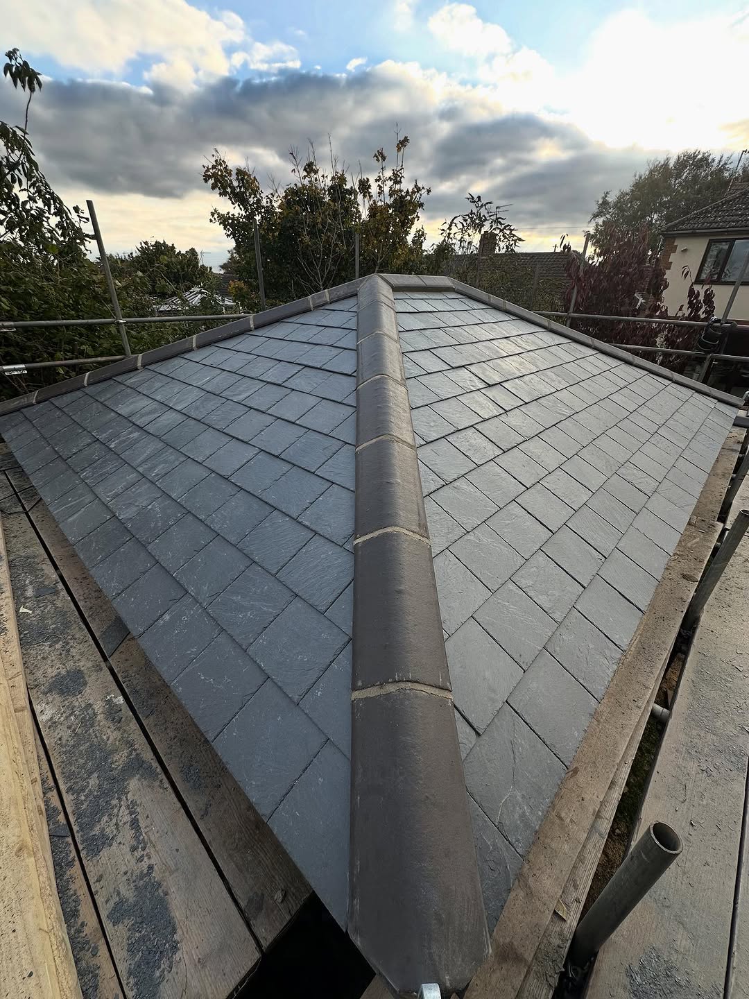What a way to wrap up a chaotic past few weeks finishing this slate roof 😬🔨

Can’t beat natural slates 😍