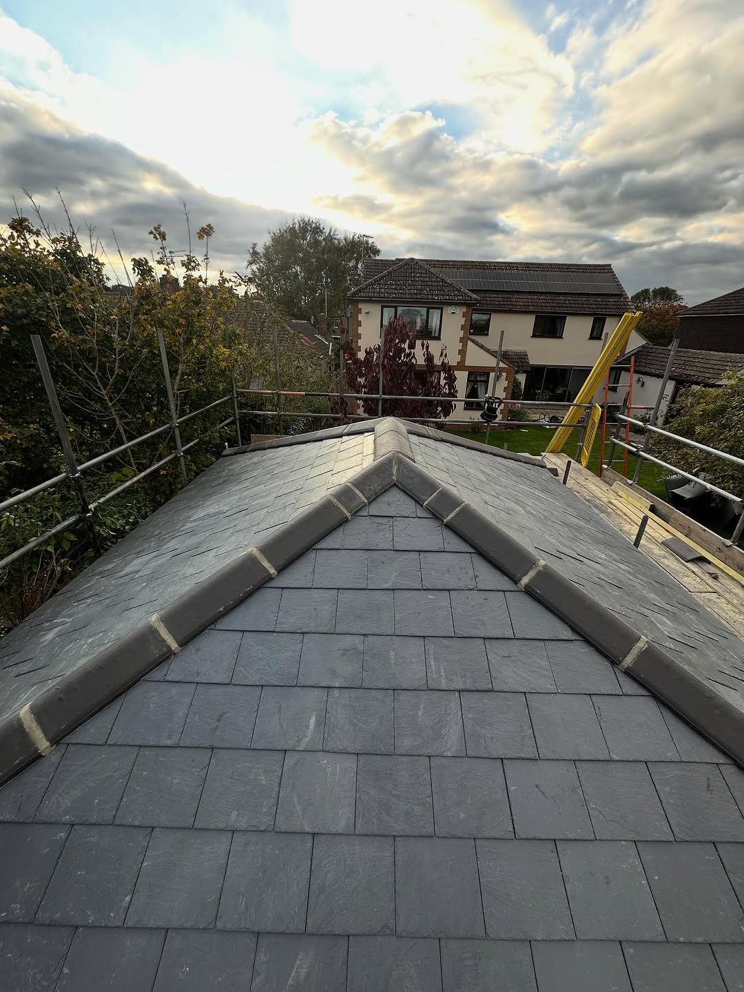 What a way to wrap up a chaotic past few weeks finishing this slate roof 😬🔨

Can’t beat natural slates 😍